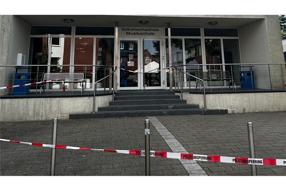 Ein Lehrer der Volkshochschule Wedel wird niedergestochen und lebensgefährlich verletzt.