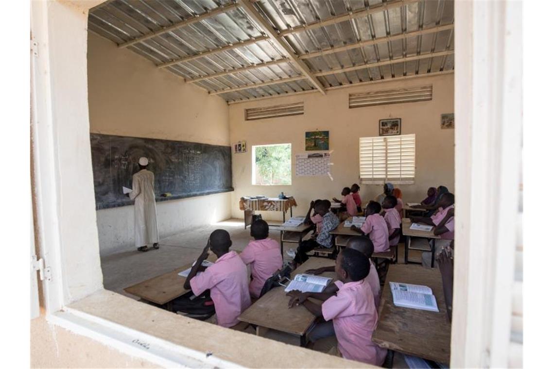 Unesco: Weltweit fehlen fast 69 Millionen Lehrer Ein Lehrer unterrichtet Schüler Niamey im Niger, in der Grundschule Goudell II. Foto: Michael Kappeler/dpa