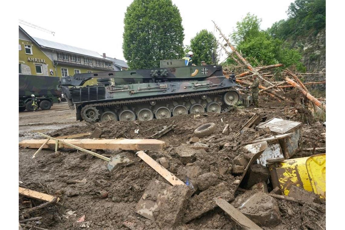 Flutkatastrophe: Mehr als 100 Tote - Lage bleibt angespannt Ein Leopard-Bergepanzer der Bundeswehr ist in Schuld (Kreis Ahrweiler) im Einsatz, um Schutt zu räumen. Foto: Thomas Frey/dpa
