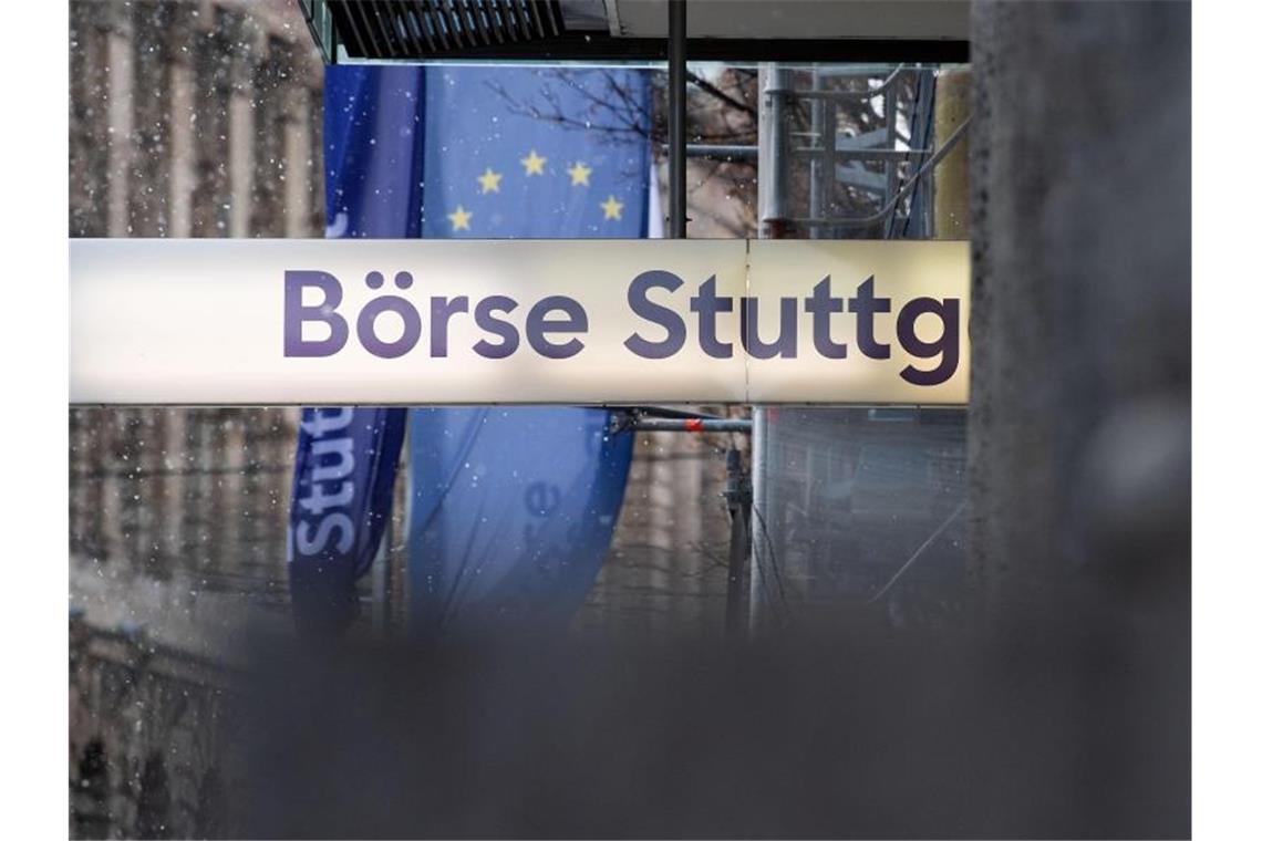 Ein Leuchtdisplay mit der Aufschrift „Börse Stuttgart“ ist an der Börse Stuttgart angebracht. Foto: Marijan Murat/dpa