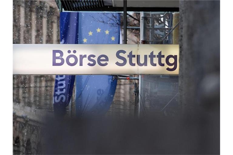 Ein Leuchtdisplay mit der Aufschrift „Börse Stuttgart“ ist an der Börse Stuttgart angebracht. Foto: Marijan Murat/dpa