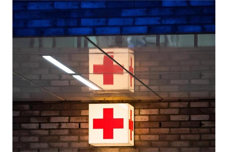 Ein Leuchtkasten mit einem roten Kreuz hängt vor der Notaufnahme eines Krankenhauses. Foto: Julian Stratenschulte/dpa/Symbolbild