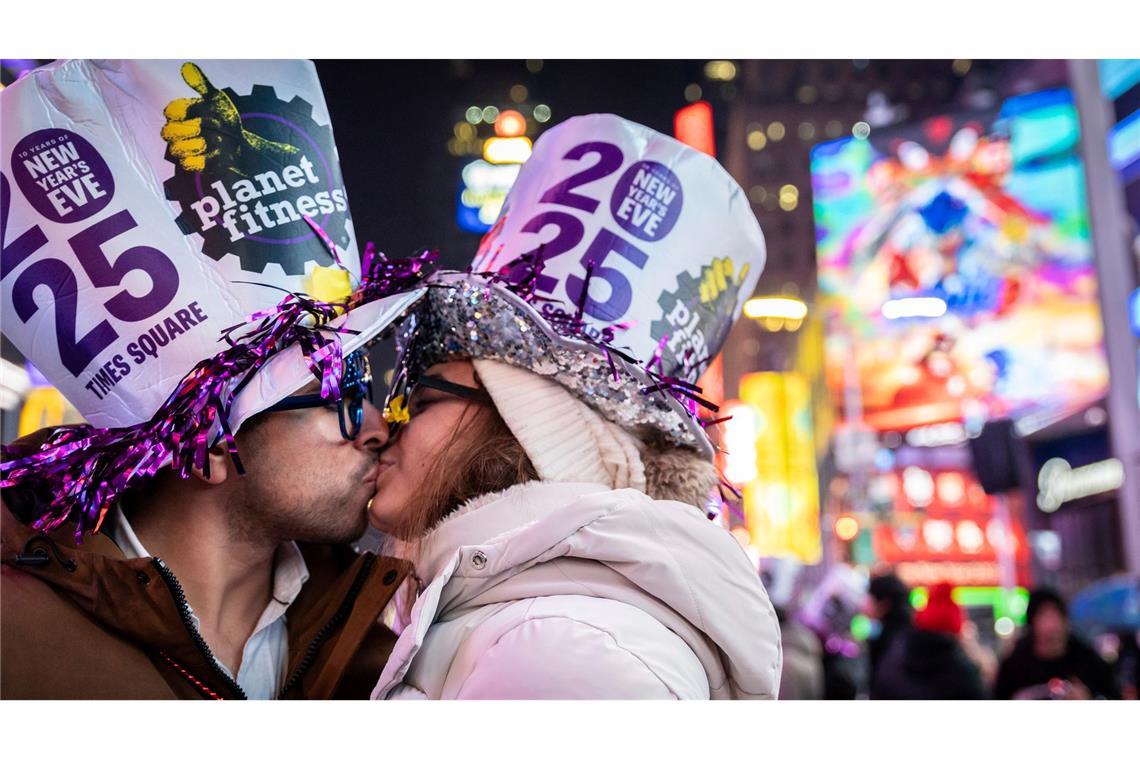 Ein liebevolles neues Jahr wünscht sich dieses Paar in New York.