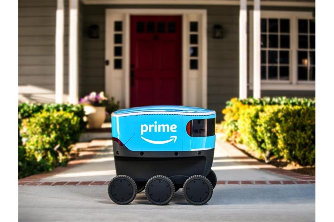 Amazon testet in Tübingen Software für Lieferroboter Scout Ein Lieferroboter von Amazon fährt testweise über einen Gehweg. Foto: Amazon/dpa/Archivbild