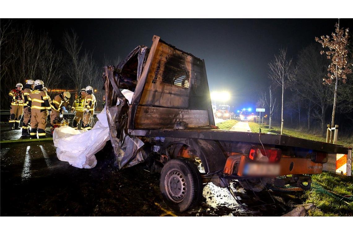 Ein Lkw-Fahrer und alle vier Insassen eines Handwerkerfahrzeugs verunglückten tödlich.