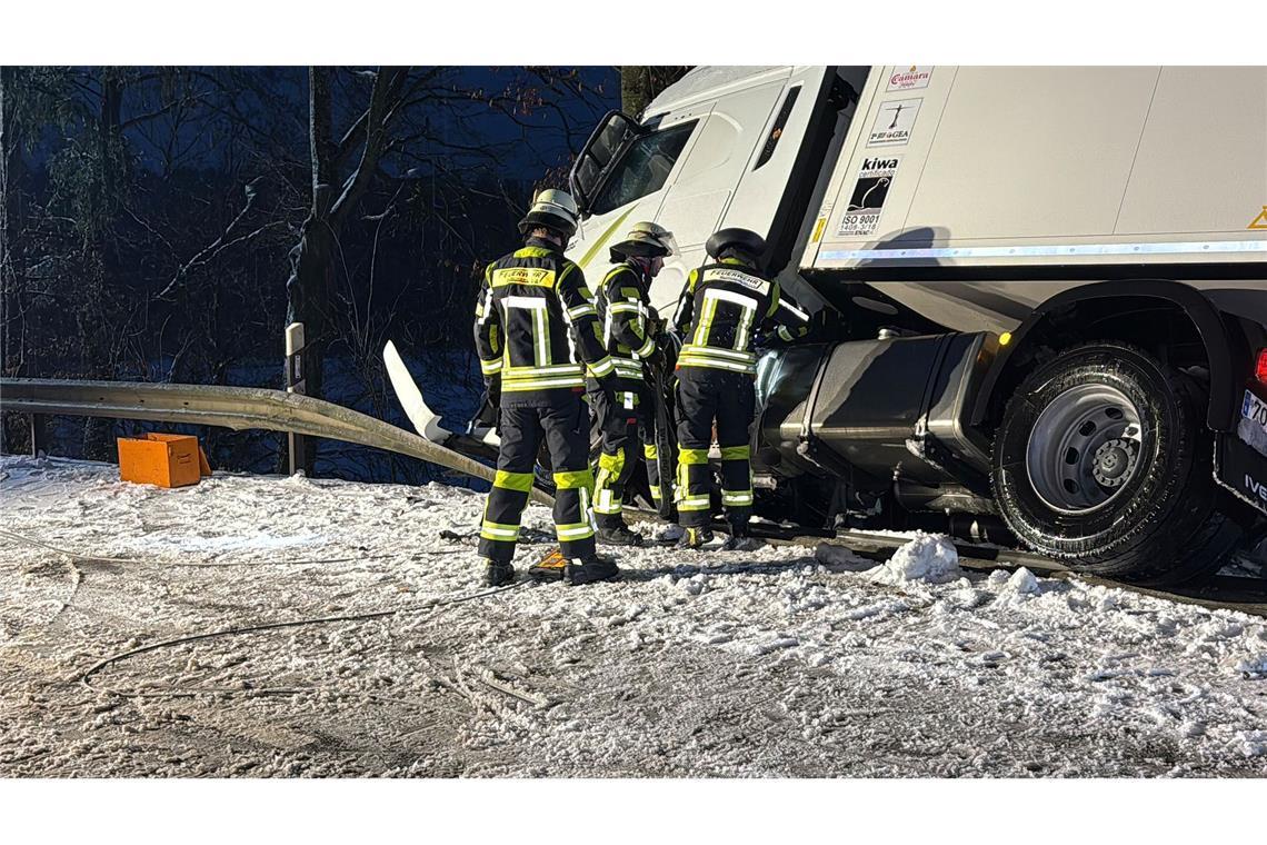 Ein Lkw kam im bayerischen Aiglsbach auf vereister Straße von der Fahrbahn ab.