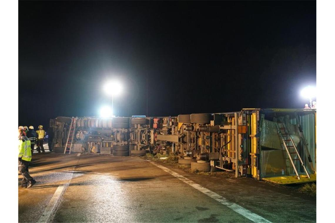 Ein Lkw liegt aus bislang ungeklärter Ursache umgekippt auf der Fahrbahn. Foto: Woelfl/SDMG/dpa