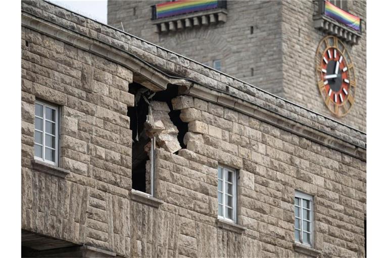 Ein Loch ist in der Fassade des Hauptbahnhofs zu sehen. Foto: Marijan Murat/dpa/Archivbild