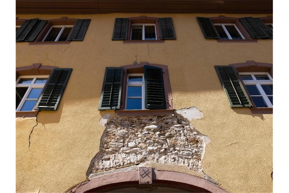 Ein Loch klafft infolge einer Geothermiebohrung an einer Hauswand. Foto: Philipp von Ditfurth/dpa/Archivbild