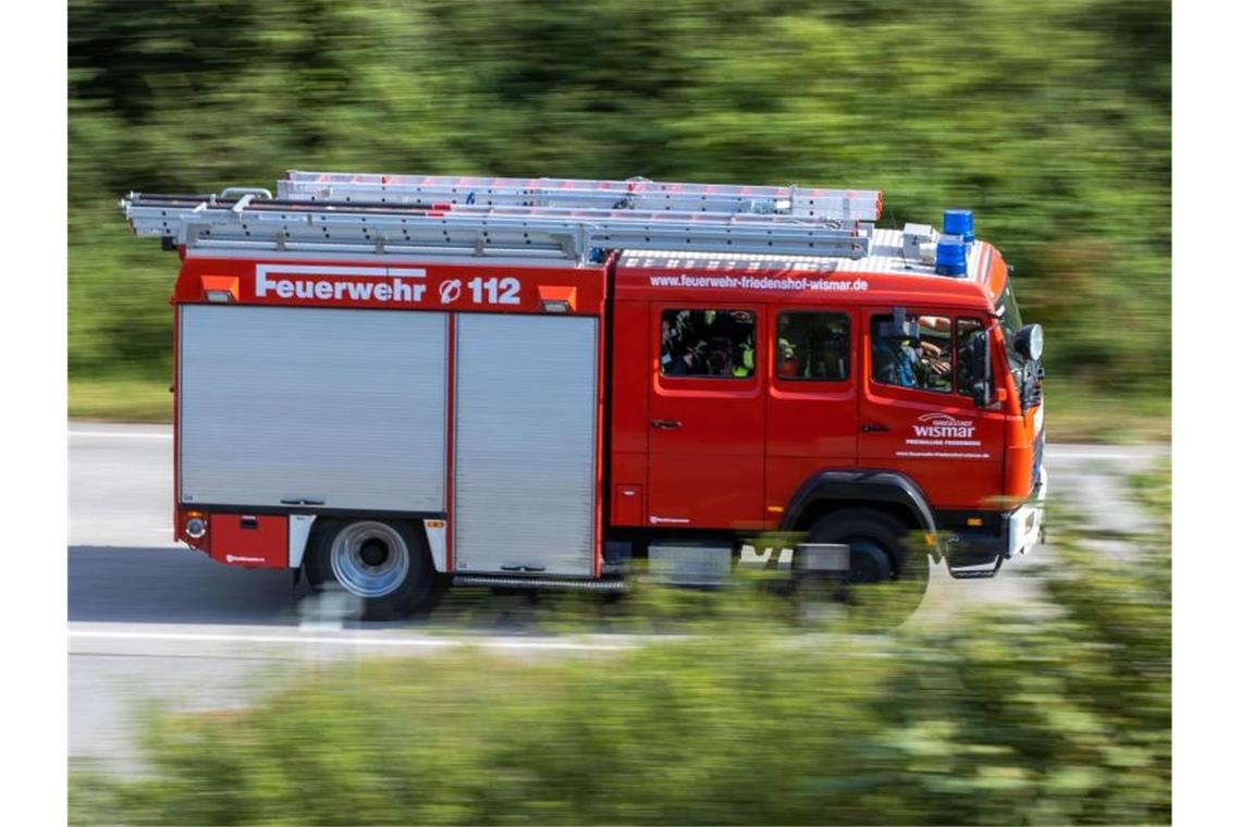 Zahlreiche Einsätze wegen Starkregen: Audi-Werk unter Wasser Ein Löschfahrzeug der Feuerwehr fährt zu einem Einsatz. Foto: Jens Büttner/dpa-Zentralbild/dpa/Symbolbild