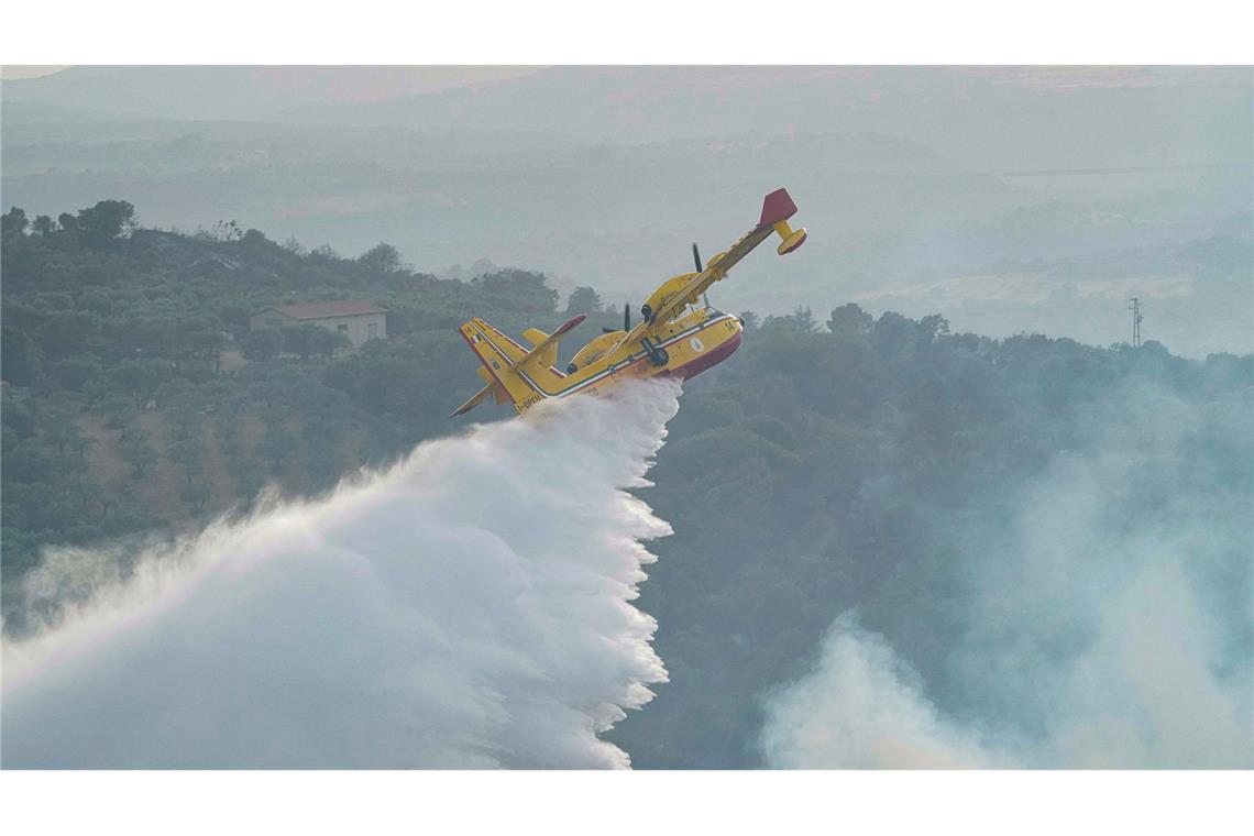 Ein Löschflugzeug im Einsatz. In Griechenland hat nun bei Übungsflügen ein Pilot seine tonnenschwere Wasserladung über einem Hotel abgelassen. (Symbolbild)