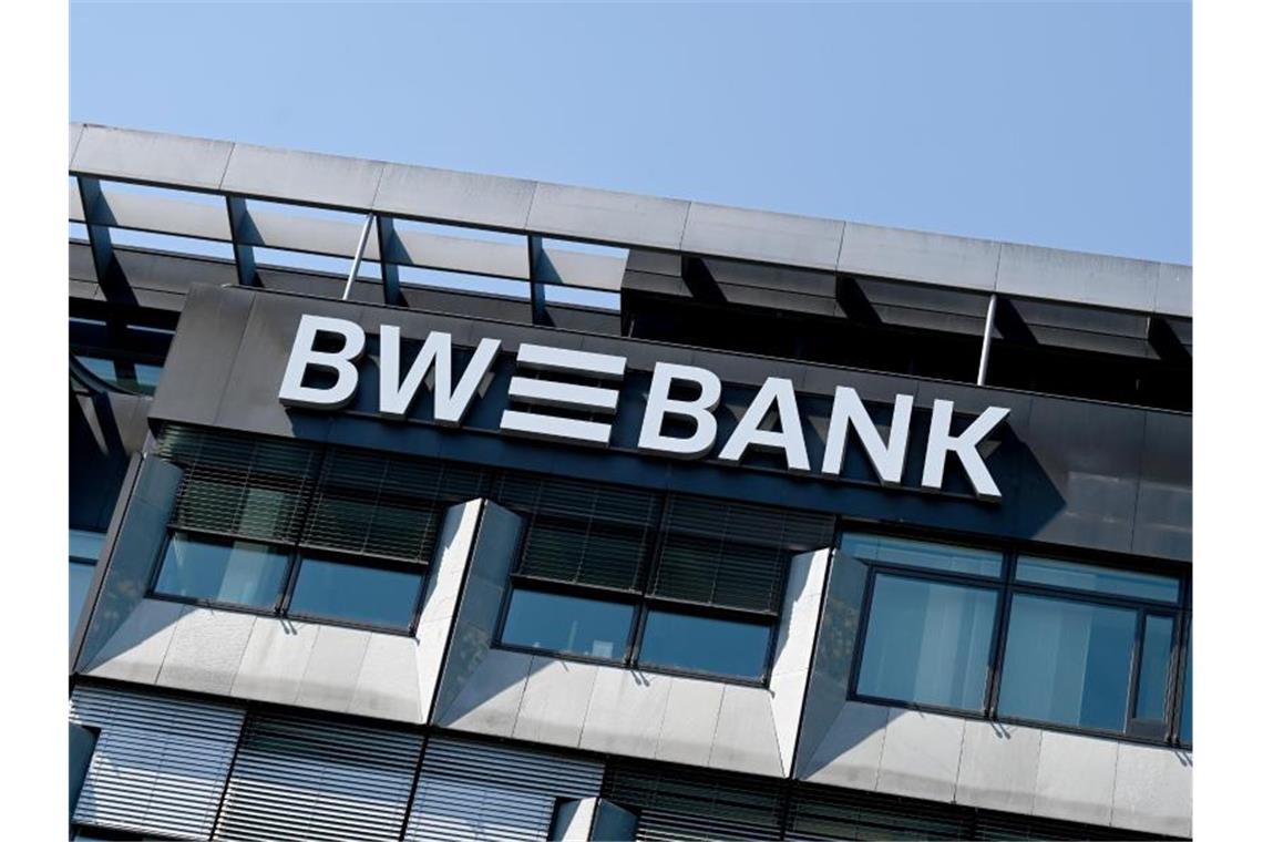 Ein Logo der BW-Bank ist an einer Filiale angebracht. Foto: Bernd Weißbrod/dpa/Symbolbild