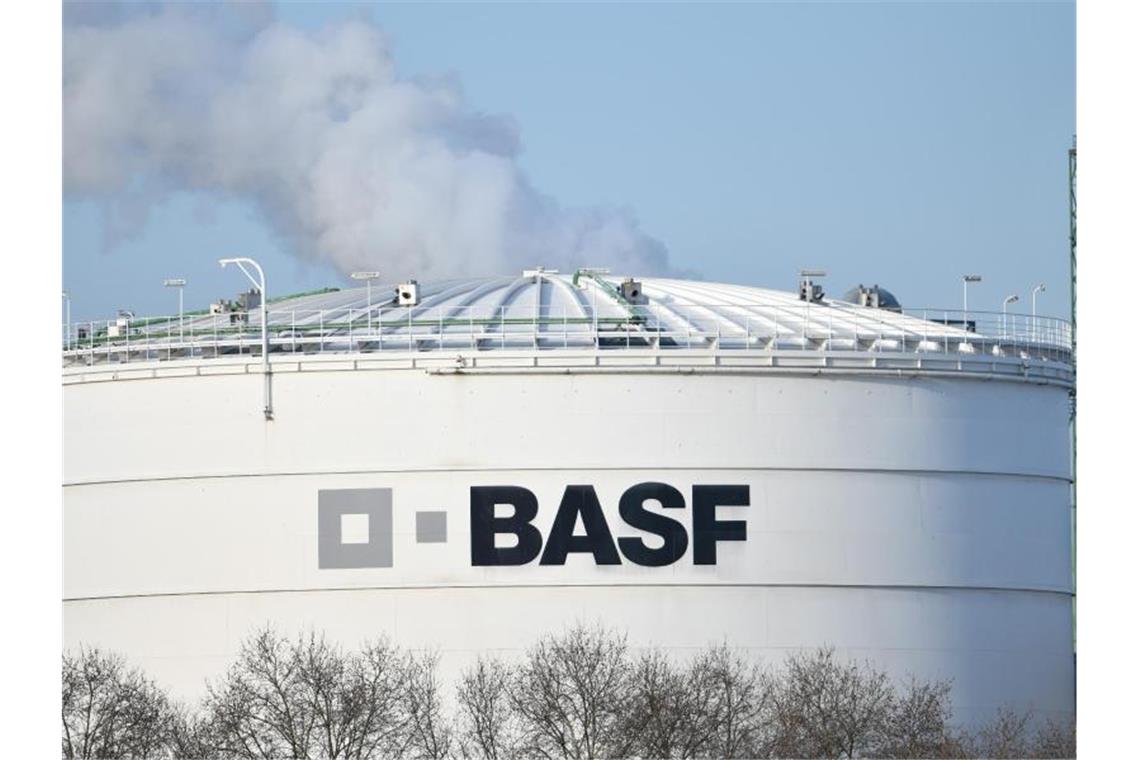 Ein Logo des Chemiekonzerns BASF ist auf einer Industrieanlage angebracht. Foto: Uwe Anspach/dpa/Symbolbild