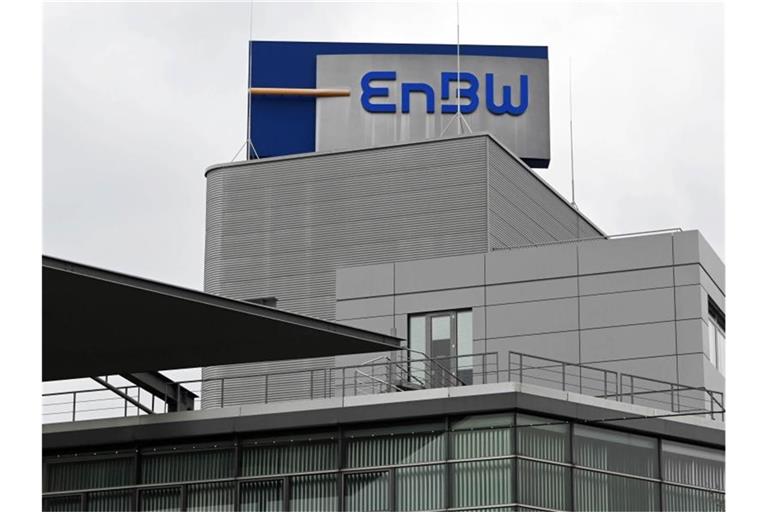 Ein Logo des Energiekonzern Energie Baden-Württemberg (EnBW) ist an der Firmenzentrale angebracht. Foto: Uli Deck/dpa/Archivbild