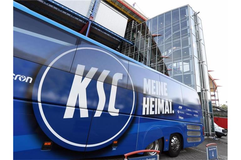 Ein Logo des Karlsruher SC, aufgenommen im Wildparkstadion am Mannschaftsbus. Foto: Uli Deck/dpa