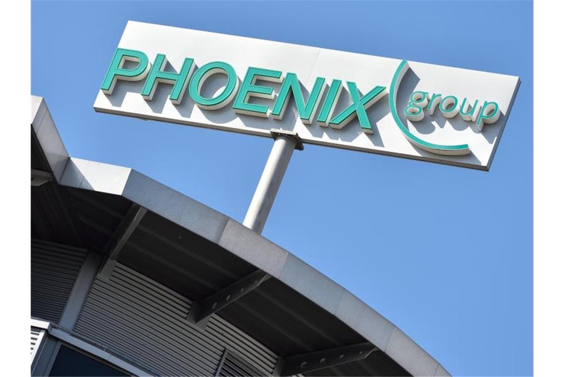 Ein Logo des Pharmahändlers Phoenix ist in Mannheim auf dem Dach des Firmensitzes zu sehen. Foto: Uwe Anspach/dpa