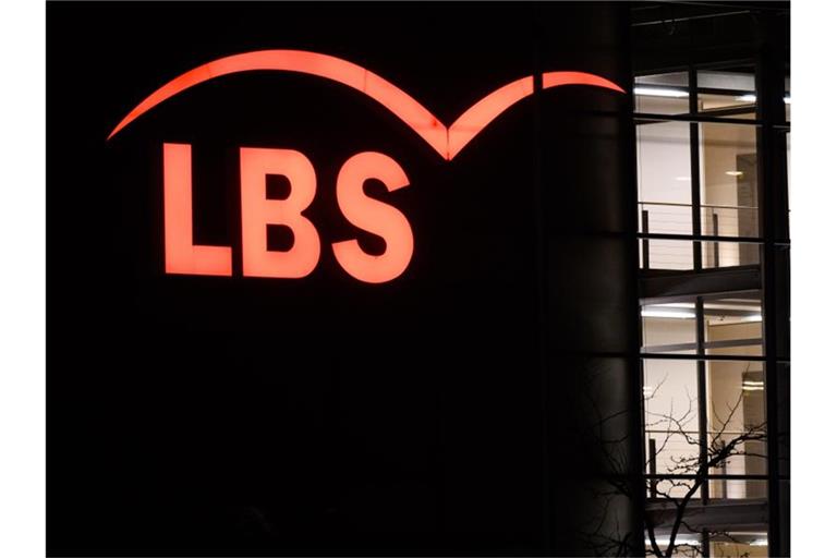 Ein Logo leuchtet an der LBS Norddeutsche Landesbausparkasse Berlin - Hannover. Foto: Julian Stratenschulte/dpa/Symbolbild