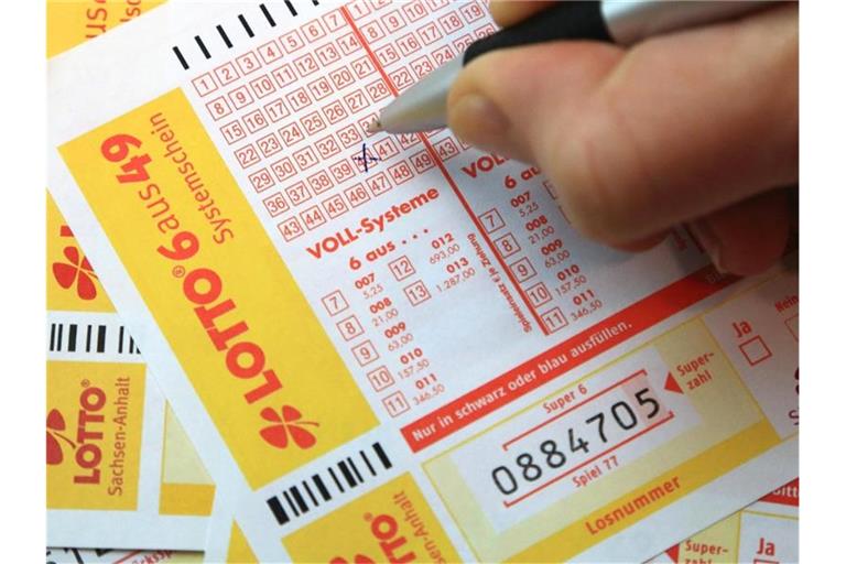 Ein Lotto-Spielschein wird ausgefüllt. Foto: Jens Wolf/zb/dpa