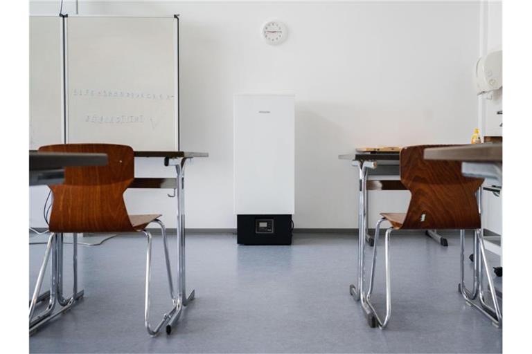Ein Luftfilter der Firma Miele steht in einem Klassenraum. Foto: Julian Stratenschulte/dpa