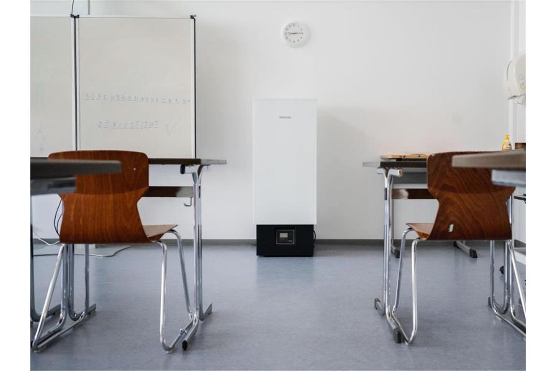 Ein Luftfilter steht in einem Klassenraum. Foto: Julian Stratenschulte/dpa/Symbolbild/Archiv