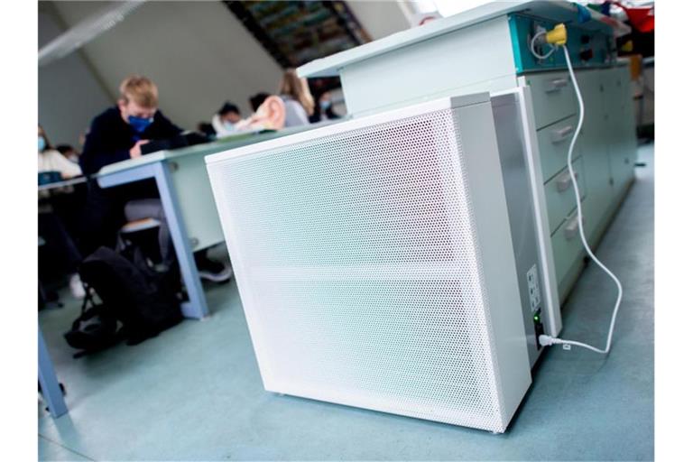 Ein Luftfiltergerät steht in einem Fachraum eines Gymnasiums. Foto: Hauke-Christian Dittrich/dpa/Symbolbild