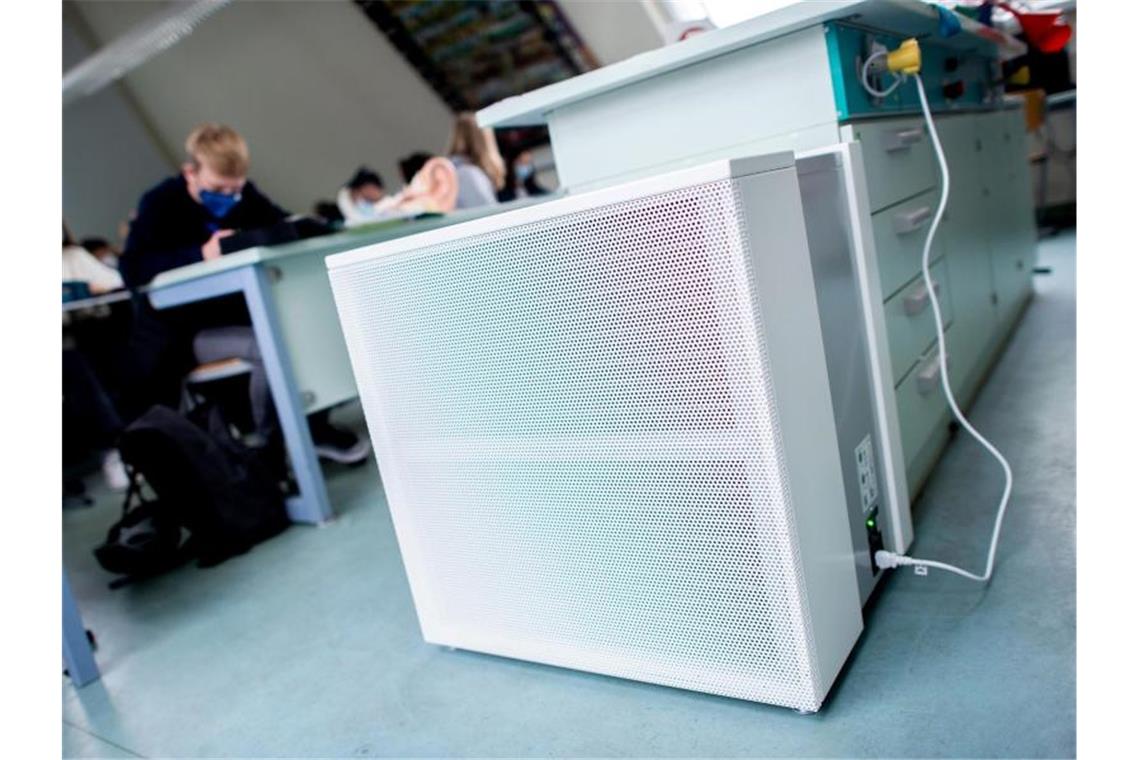 Ein Luftfiltergerät steht in einem Klassenraum. Foto: Hauke-Christian Dittrich/dpa/Symbolbild