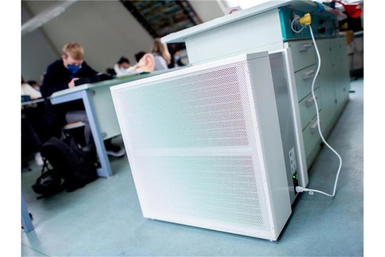 Ein Luftfiltergerät steht in einem Klassenraum. Foto: Hauke-Christian Dittrich/dpa/Symbolbild