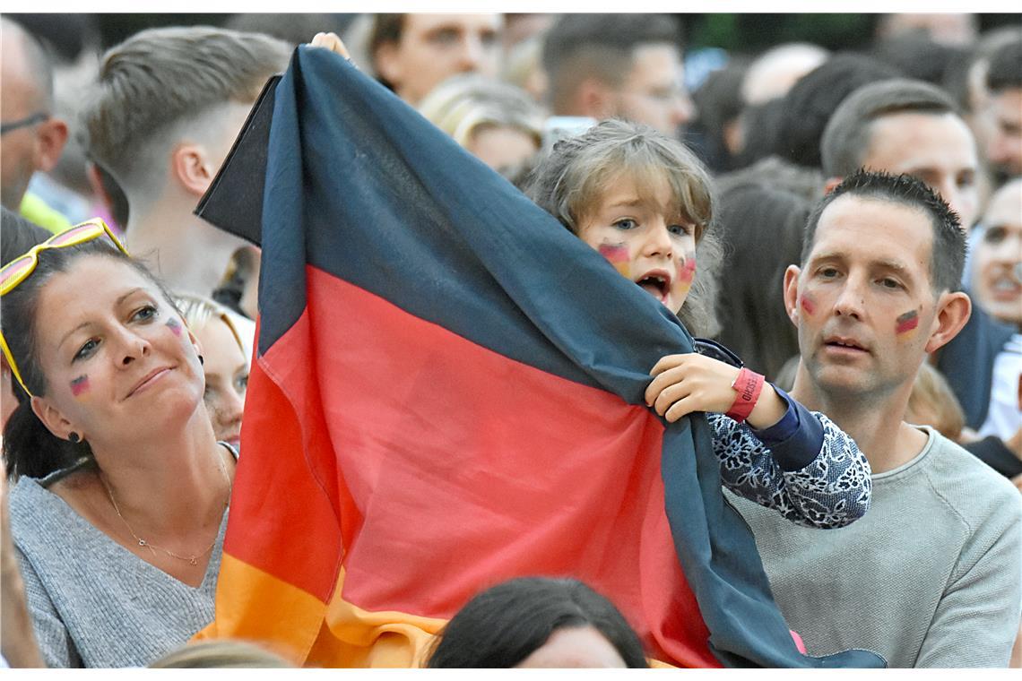 Ein Mädchen zeigt deutlich, für welches Land  sie mitfiebert. 