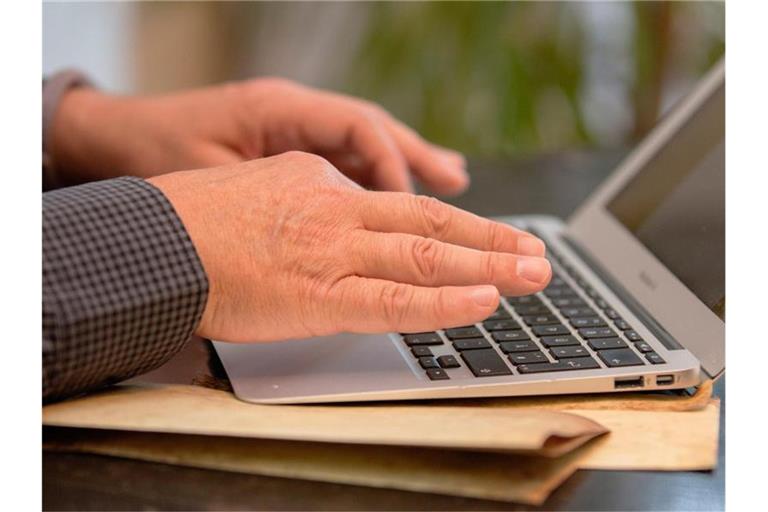 Ein Mann an einem Laptop. Foto: Christoph Soeder/dpa/Symbolbild