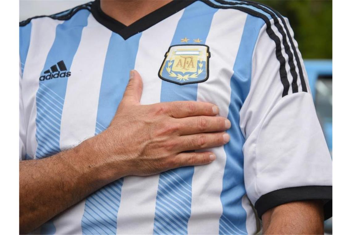 Brasilien 4:0 gegen Paraguay - Ecuador sichert Play-Off Ein Mann, der ein Trikot der argentinischen Nationalmannschaft trägt, legt sein Hand aufs Herz. (Archivbild). Foto: Julieta Ferrario/dpa
