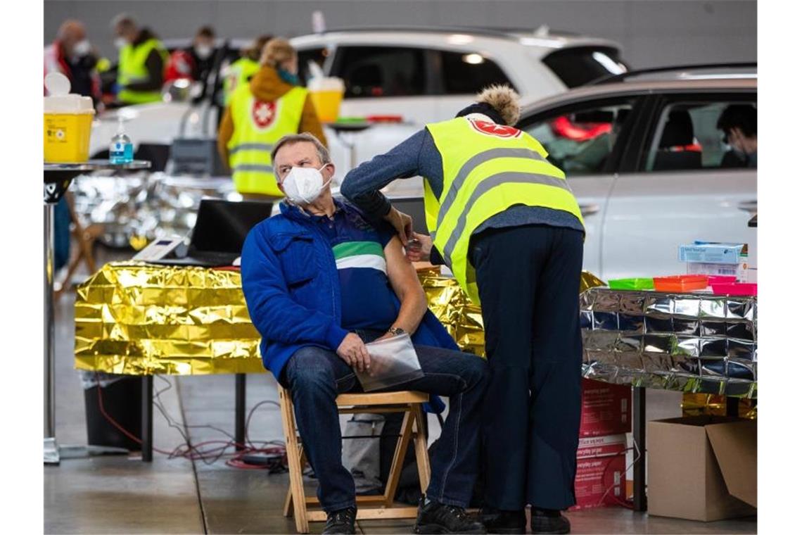 Ein Mann erhält in einer Halle der Messe Stuttgart eine Impfung gegen das Corona-Virus. Foto: Christoph Schmidt/dpa