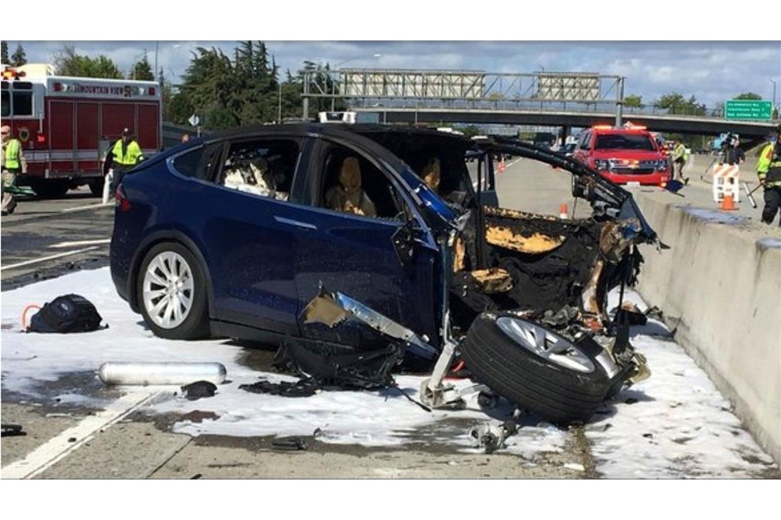 Ein Mann fuhr im Jahr 2018 mit seinem Tesla bei eingeschaltetem "Autopilot"-System gegen einen Betonpoller in Kalifornien.