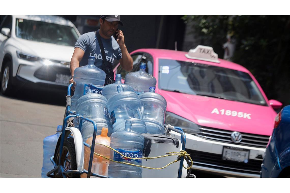 Ein Mann geht mit leeren Wasserkanistern durch eine Straße in Mexiko-Stadt. In 27 der 32 Bundesstaaten in Mexiko liegen die Temperaturen bei mehr als 40 Grad.