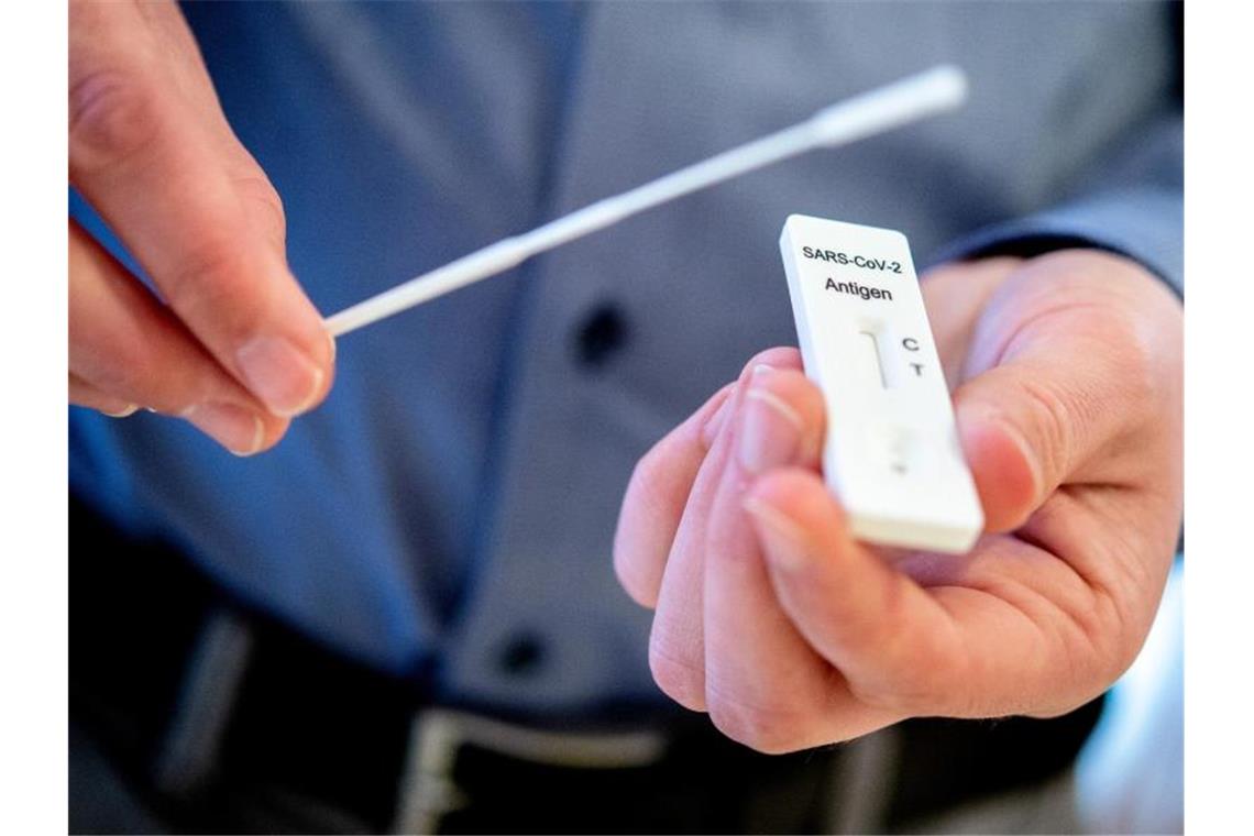 Schnelltest statt Sakrament: Kirche wird zu Testzentrum Ein Mann hält einen Schnelltest zur Erkennung des Coronavirus und ein Teststäbchen in den Händen. Foto: Hauke-Christian Dittrich/dpa/Archivbild
