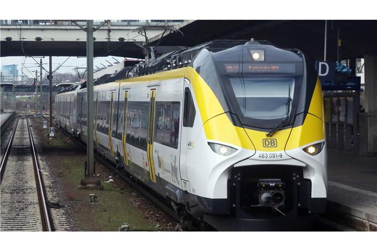 Ein Mann ist beim Überqueren von Bahngleisen in Heidelberg von einem Zug erfasst und verletzt worden. (Symbolbild)