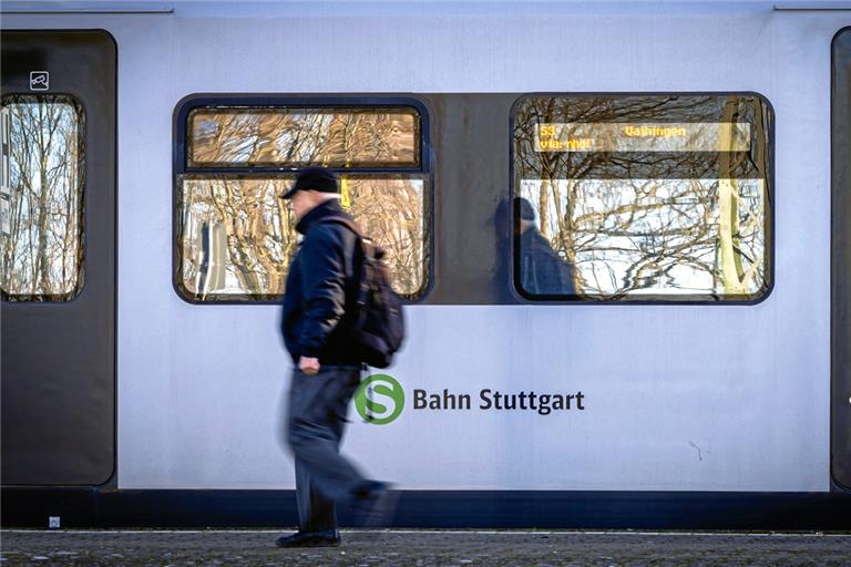 Ein Mann ist vor einer stehenden S-Bahn auf die Gleise gefallen. Symbolfoto: Alexander Becher