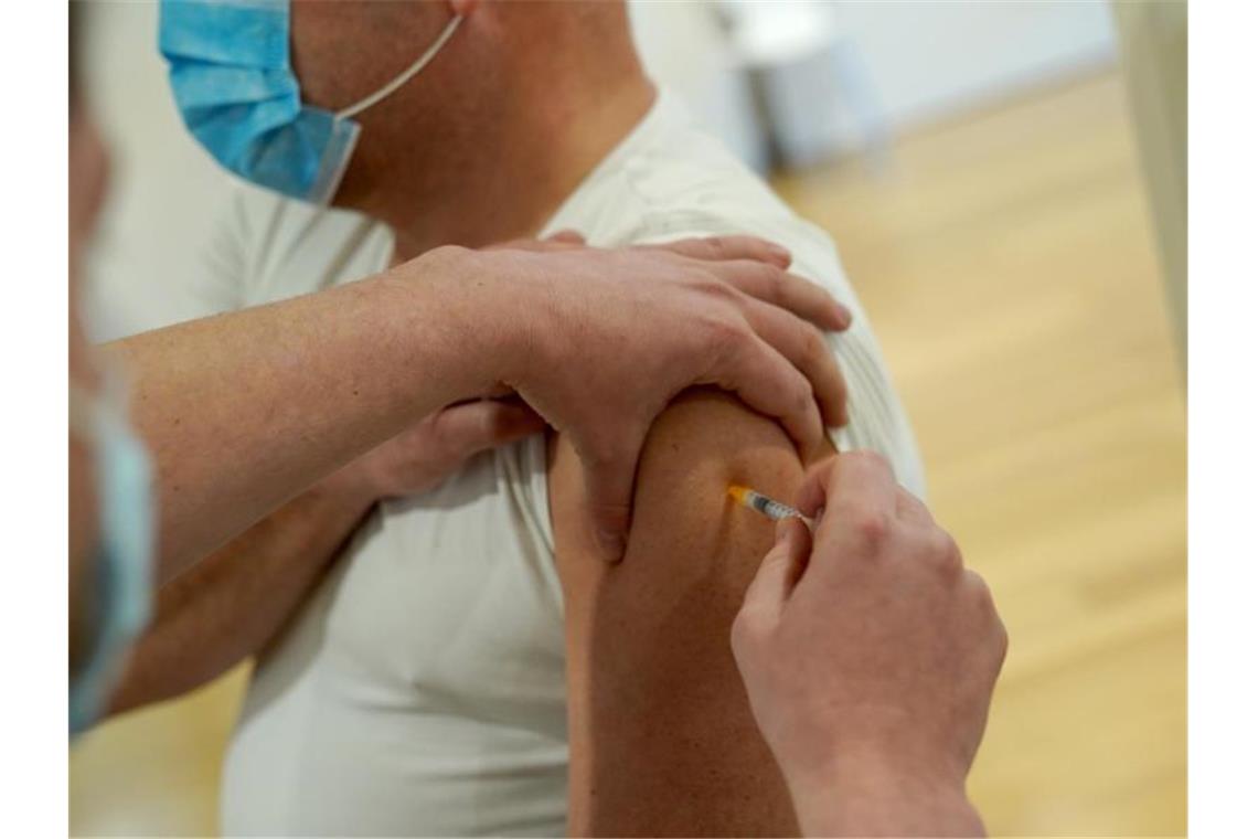 Debatte über Impfpflicht: Ändert Omikron die Spielregeln? Ein Mann lässt sich in einem Hamburger Fitnessstudio gegen das Coronavirus impfen. Foto: Marcus Brandt/dpa