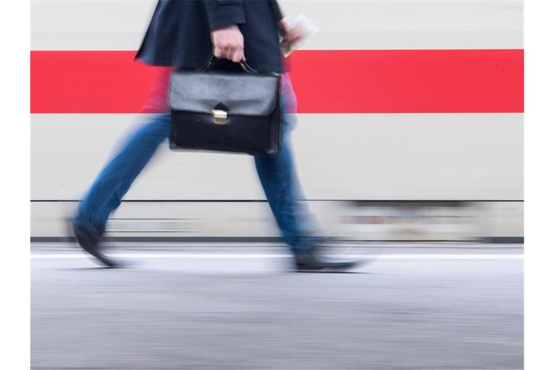 Bahn entschädigt Fernverkehrs-Pendler für Streckensperrung Ein Mann mit Aktenkoffer geht an einem ICE vorbei. Foto: Sebastian Gollnow/dpa/Archivbild