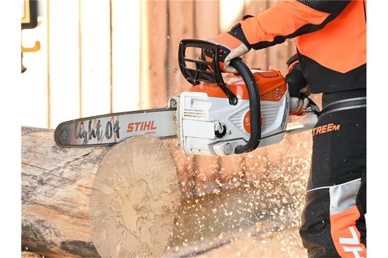 Ein Mann mit einer Motorsäge der Firma Stihl. Foto: Bernd Weißbrod/dpa/Archivbild