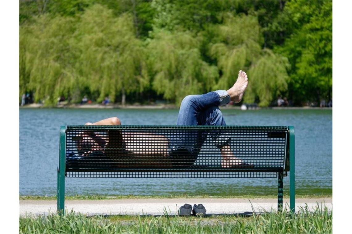 Am heißesten im Südwesten: 31,3 Grad nahe Karlsruhe Ein Mann sonnt sich auf einer Bank im Kölner Stadtwald. Foto: Henning Kaiser/dpa