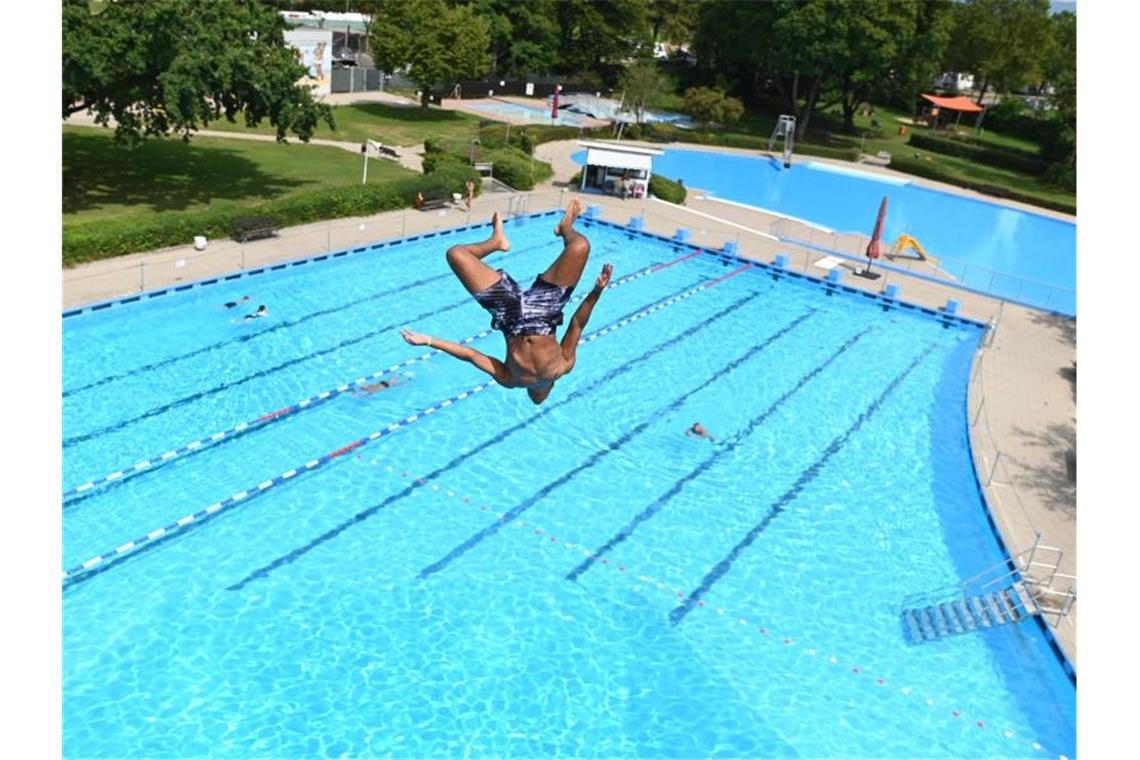 Kommunen pochen in Freibädern auf Hausordnung und Baderegeln Ein Mann springt vom Zehn-Meter-Turm im Freibad Kehl. Foto: Patrick Seeger/Archivbild