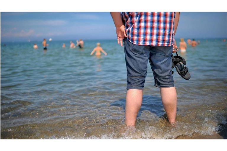 Ein Mann steht im flachen Wasser am Strand der Ostsee. In Mecklenburg-Vorpommern wurde nach Angaben des Landesgesundheitsamtes die erste Vibrionen-Infektion in diesem Jahr registriert.