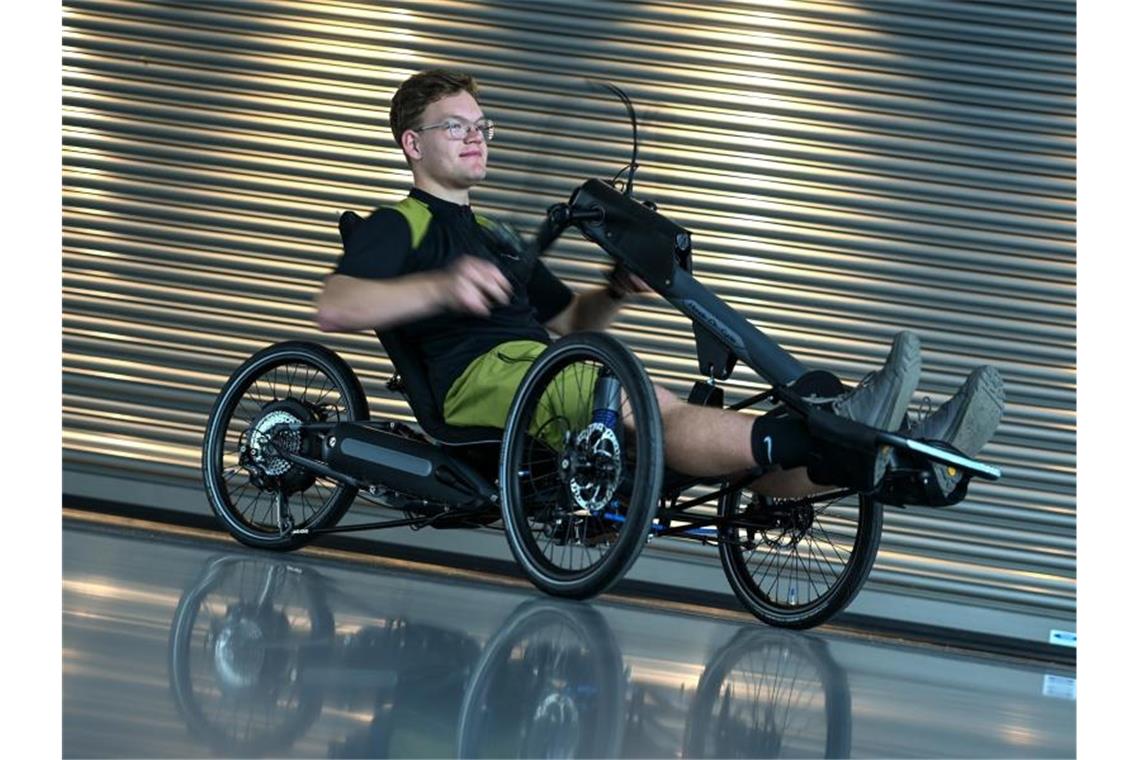 Ein Mann stellt vor Beginn der Eurobike-Messe das Liegerad „Hands-on-Cycle“ vor. Foto: Felix Kästle/dpa