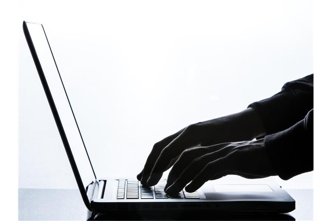 Rote Linien beim Datenschutz in Krise oft überschritten Ein Mann tippt auf einer Tastatur eines Laptops. Foto: Silas Stein/dpa/Symbolbild