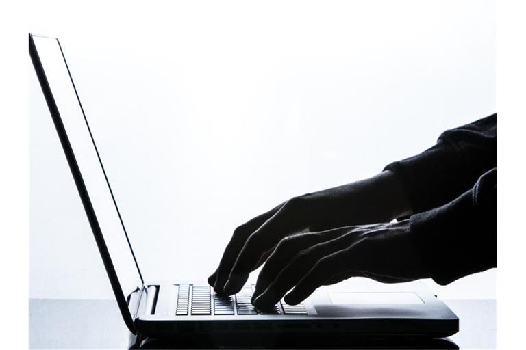 Ein Mann tippt auf einer Tastatur eines Laptops. Foto: Silas Stein/dpa/Symbolbild