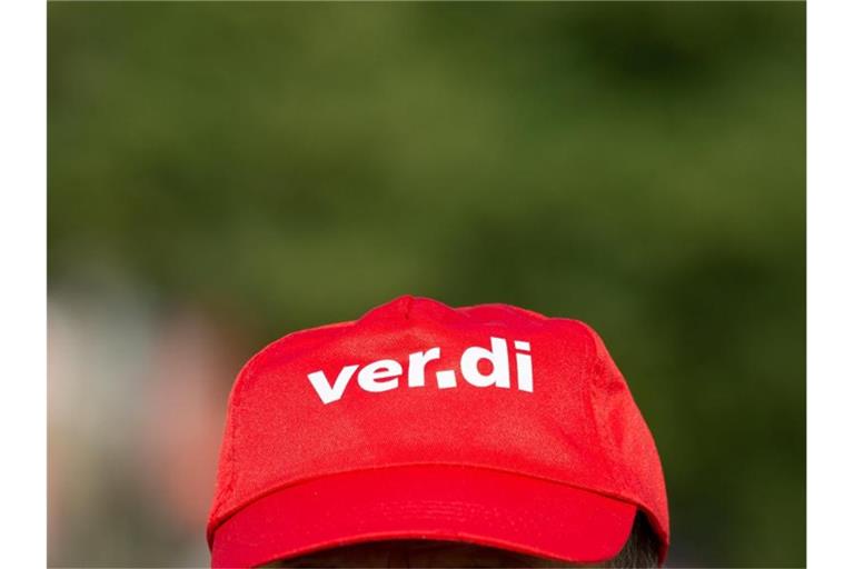 Ein Mann trägt beim Warnstreik eine Mütze mit dem Verdi Logo. Foto: Christophe Gateau/dpa/Archiv