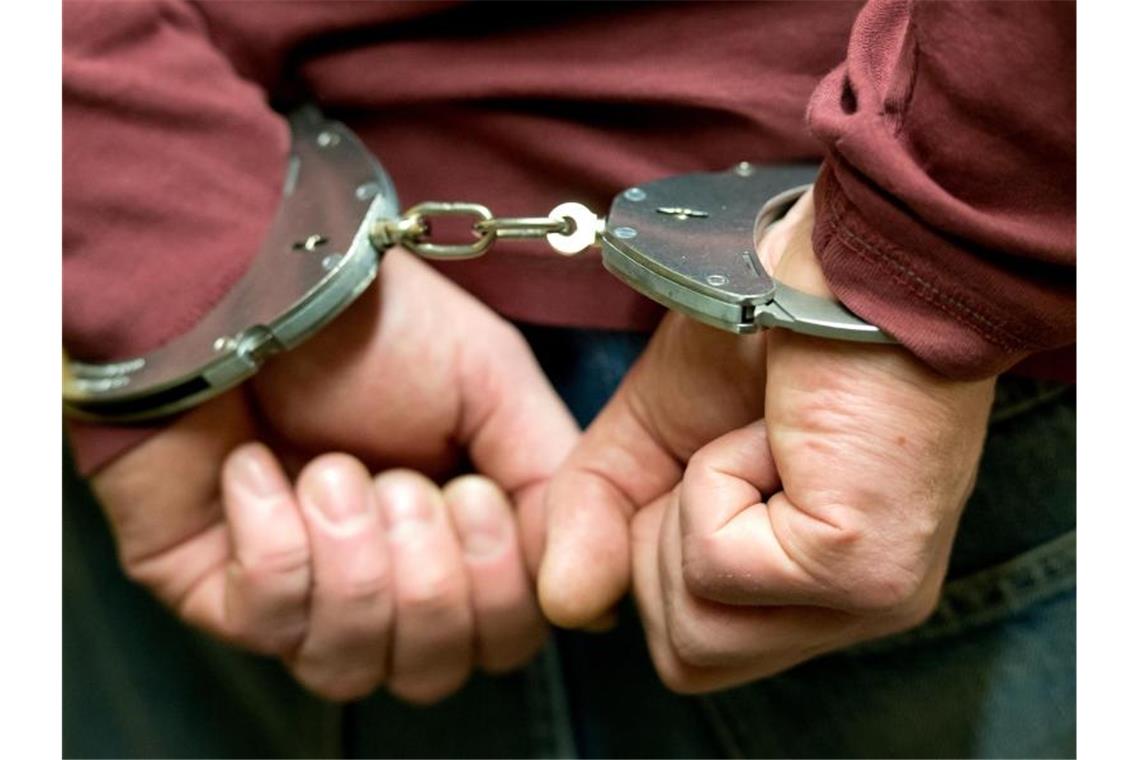 Drei mutmaßliche Geldautomatensprenger gefasst Ein Mann trägt Handschellen. Foto: Sven Hoppe/dpa/Archivbild