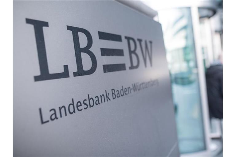 Ein Mann verlässt hinter dem Logo der Landesbank Baden-Württemberg das Gebäude. Foto: Sebastian Gollnow/dpa/Symbolbild