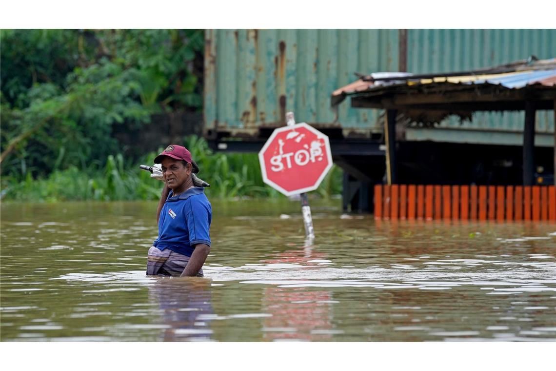 Ein Mann watet durch Hochwasser in Kelaniya, einem Vorort von Colombo in Sri Lanka. Nach heftigen Regenfällen in vielen Teilen des Inselstaates kam es zu Überschwemmungen.