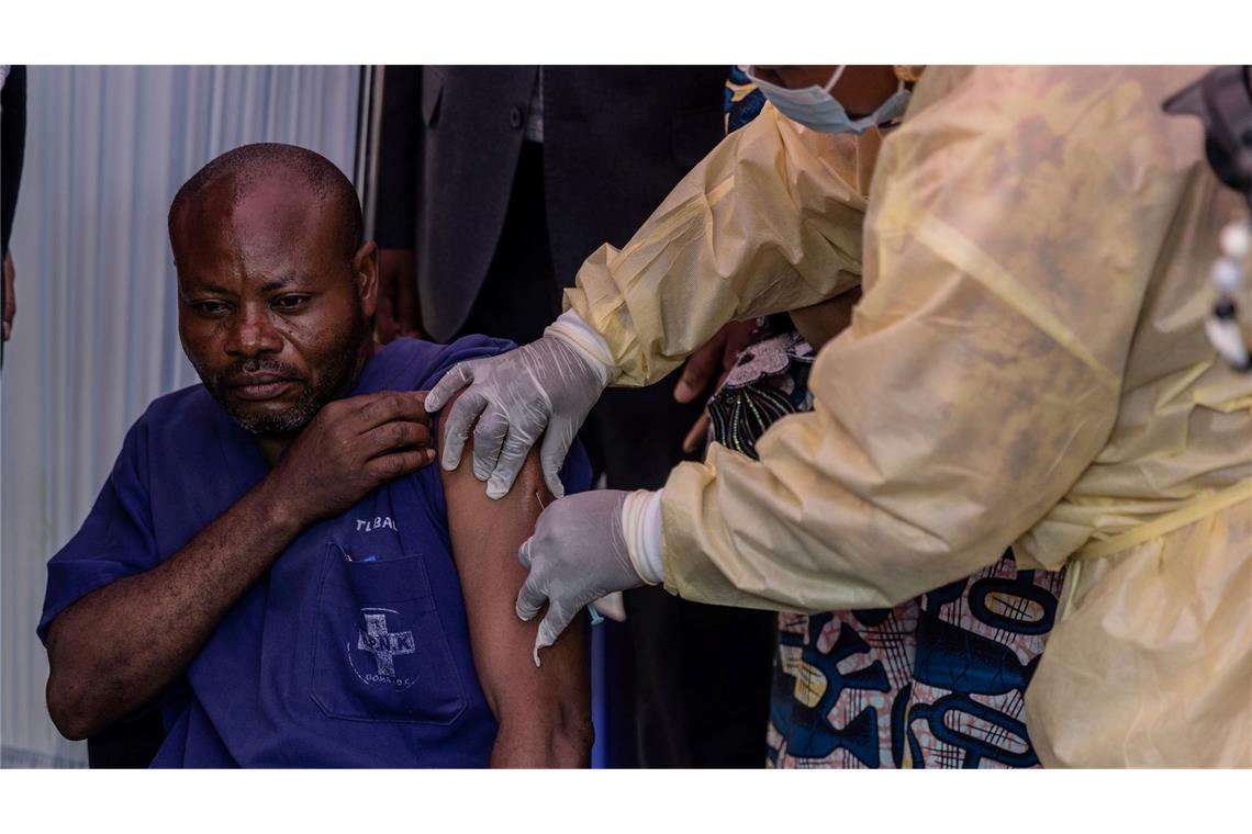 Ein Mann wird im Allgemeinen Krankenhaus in Goma im Kongo gegen Mpox geimpft.